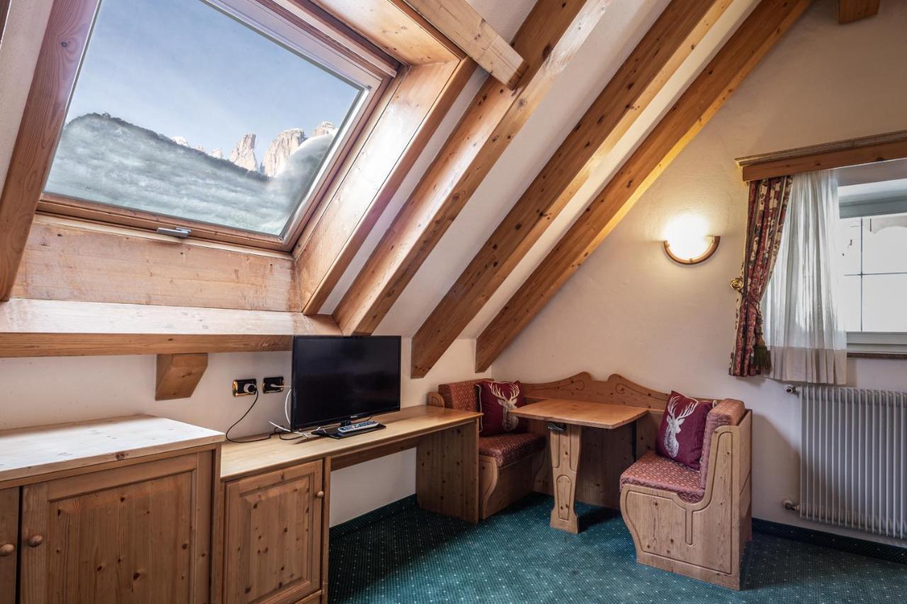 Hotel Soreghes Gran Chalet Campitello di Fassa Luaran gambar