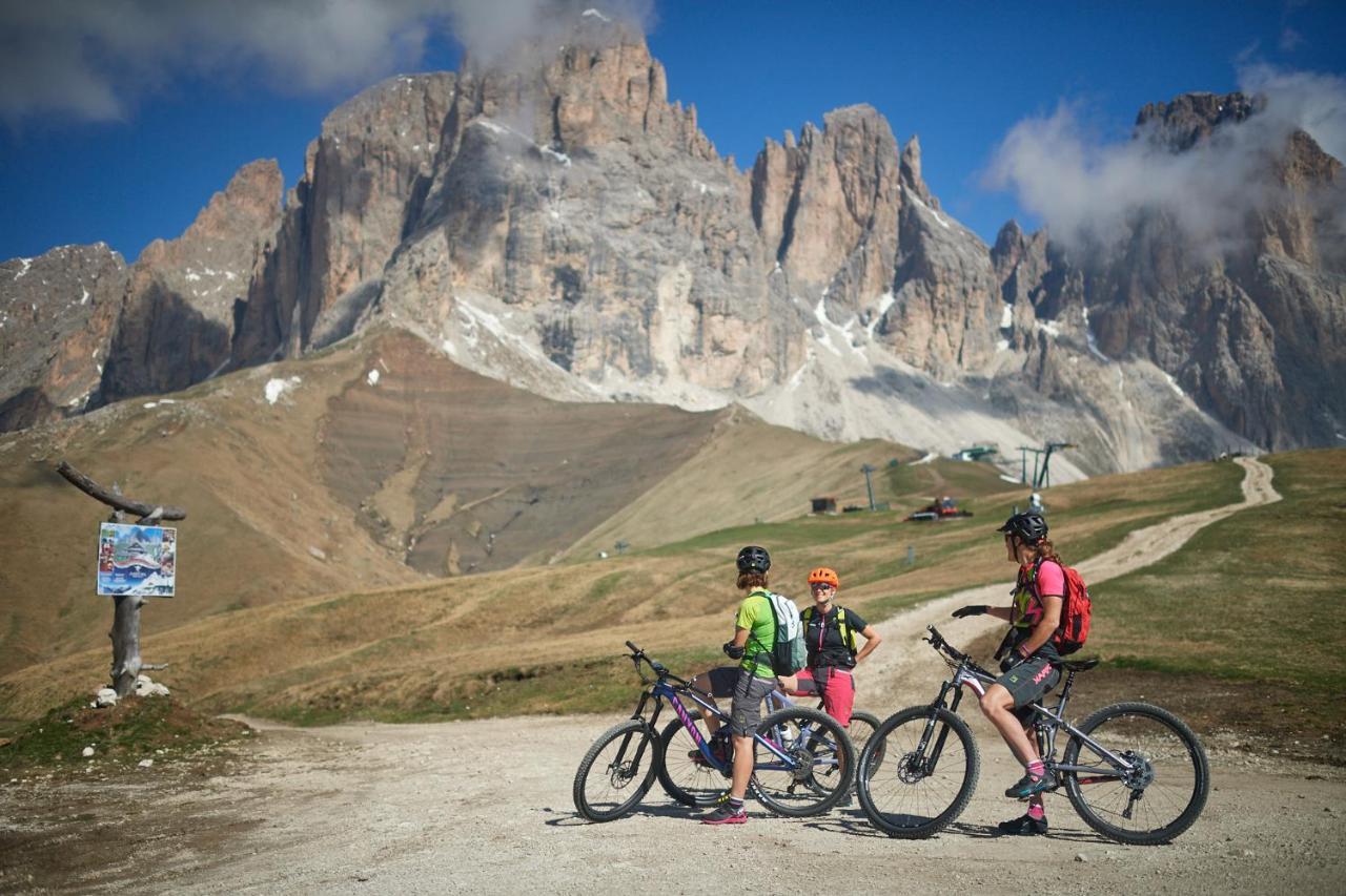 Hotel Soreghes Gran Chalet Campitello di Fassa Luaran gambar