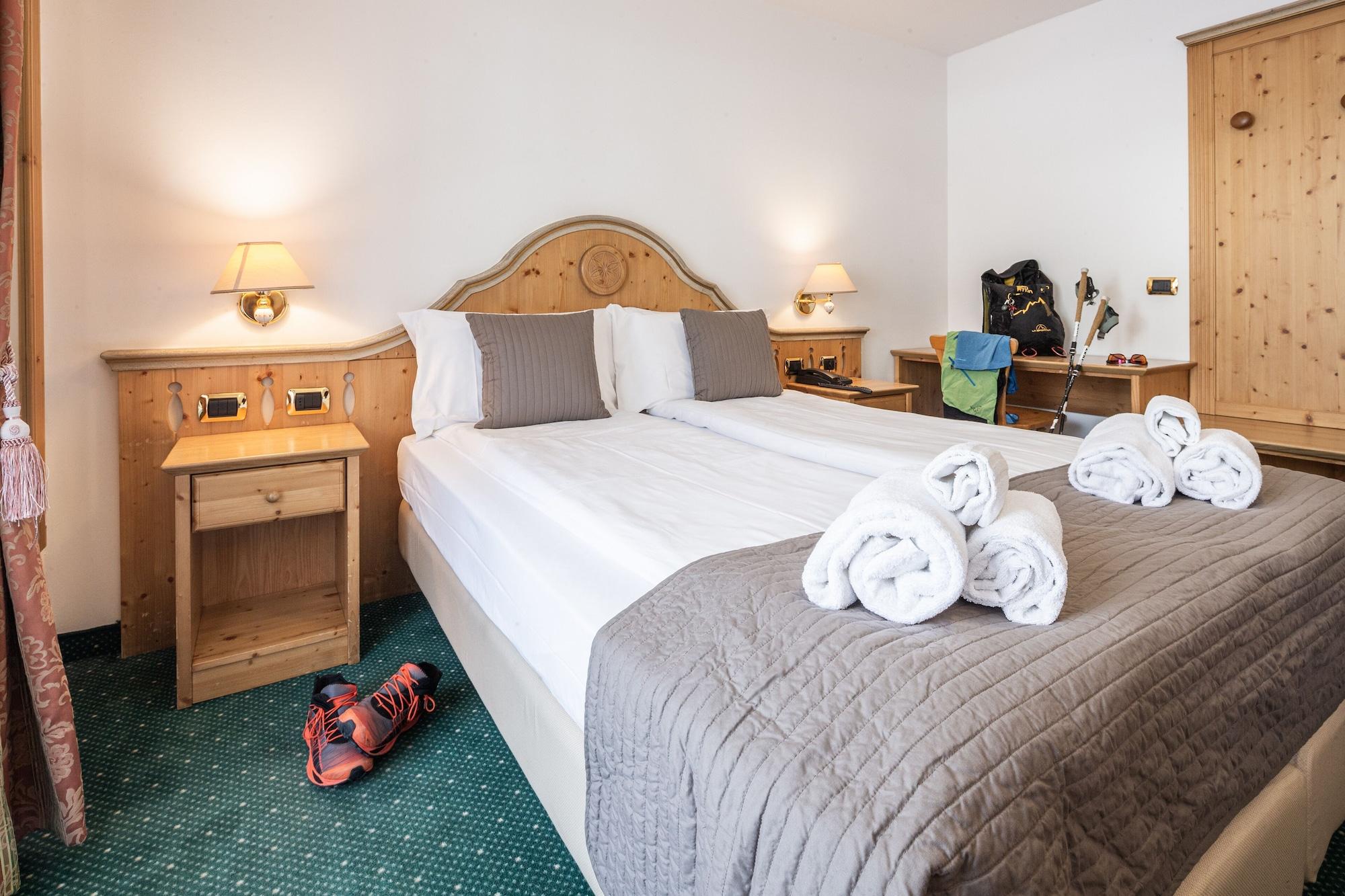 Hotel Soreghes Gran Chalet Campitello di Fassa Luaran gambar