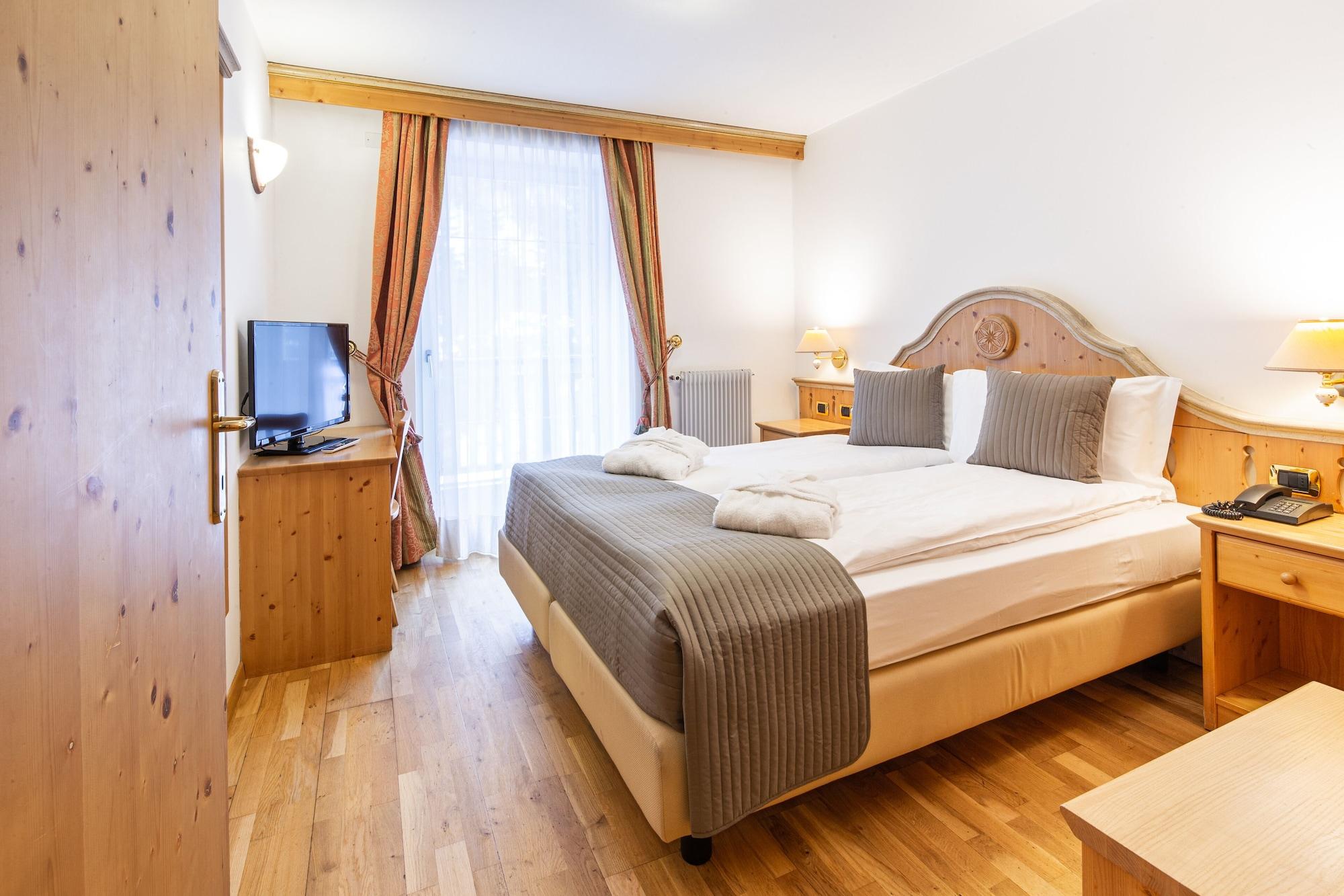 Hotel Soreghes Gran Chalet Campitello di Fassa Luaran gambar