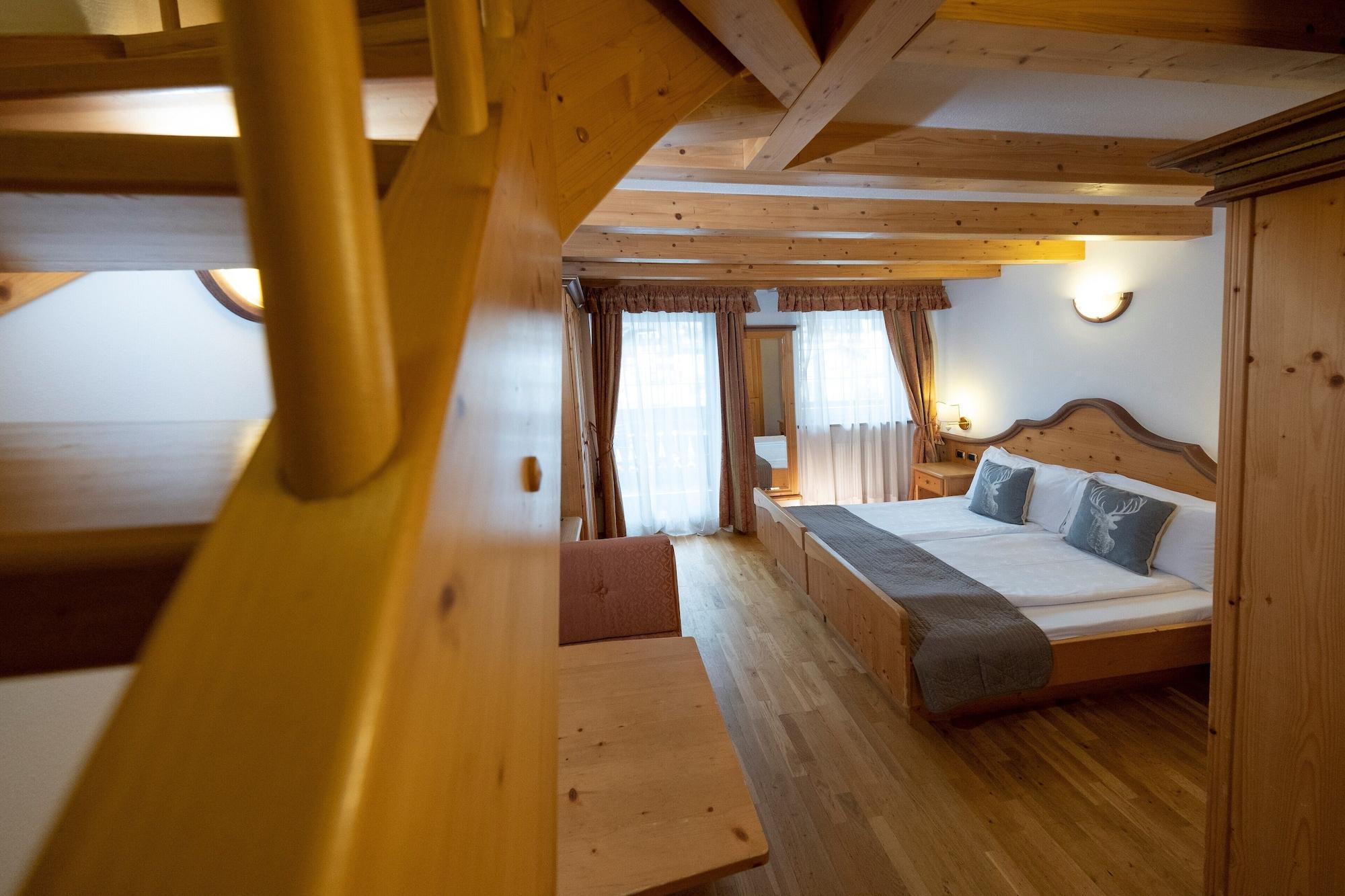 Hotel Soreghes Gran Chalet Campitello di Fassa Luaran gambar