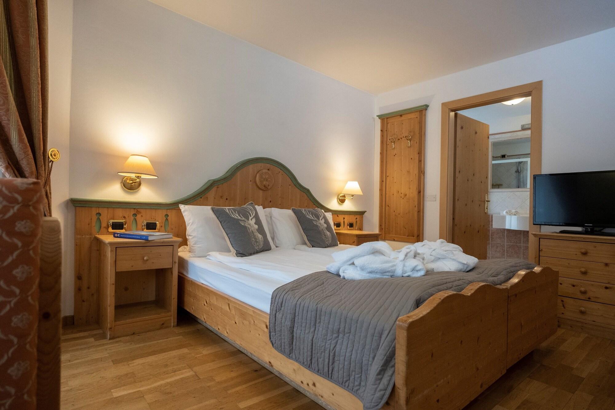 Hotel Soreghes Gran Chalet Campitello di Fassa Luaran gambar