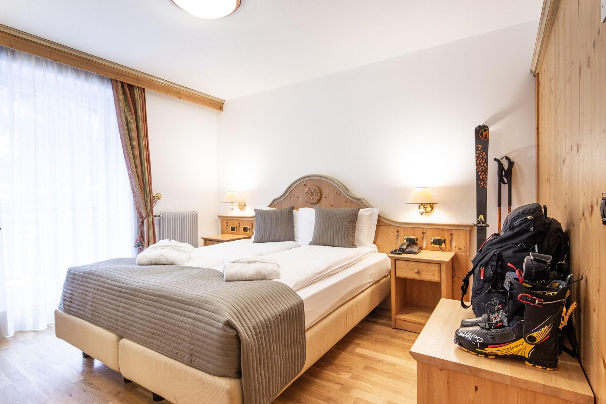 Hotel Soreghes Gran Chalet Campitello di Fassa Luaran gambar